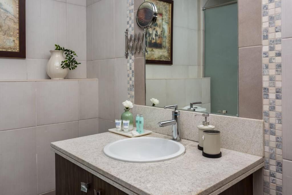 Higuests - Roomy Apt With Infinity Pool Close To Burj Khalifa دبي المظهر الخارجي الصورة